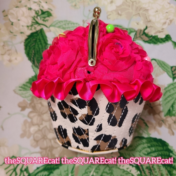 ๐ง Hold my CUPCAKE & watch THiS! Betsey Johnson kitsch kawaii cute clutch purse! - Picture 6 of 16